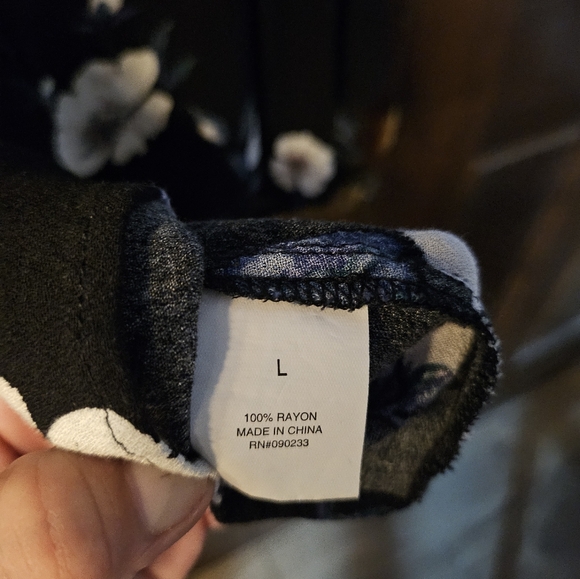 Very pretty romper, has pockets on the shorts - Picture 9 of 9